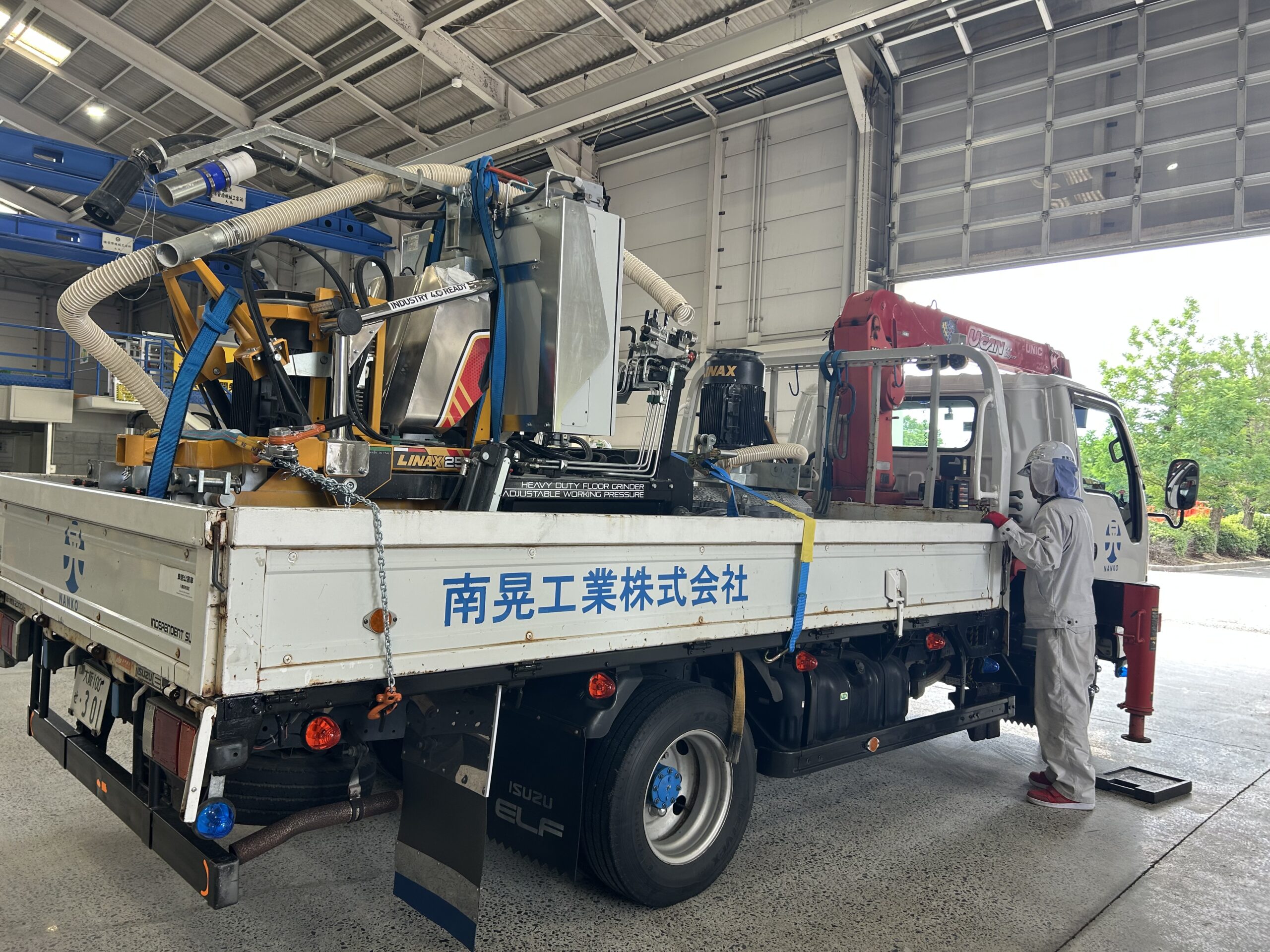 工場内での弁慶による床面研磨施工